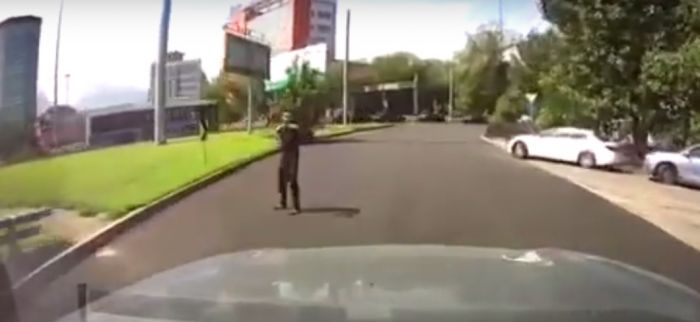 В соцсетях появилось видео попытки вооруженного захвата машины в Алматы