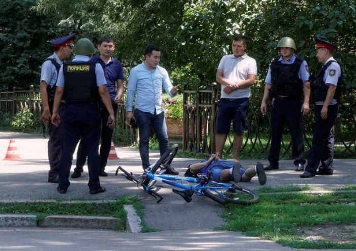 Появились фото задержания еще одного предполагаемого участника стрельбы в Алматы