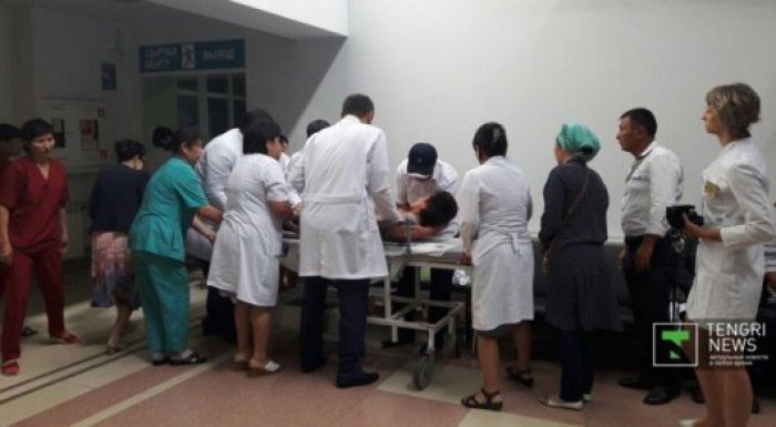 Четверо пострадавших от нападения в Алматы остаются в крайне тяжелом состоянии