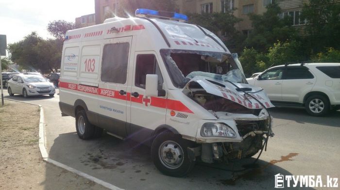 В Актау в результате столкновения перевернулась ″карета скорой помощи″