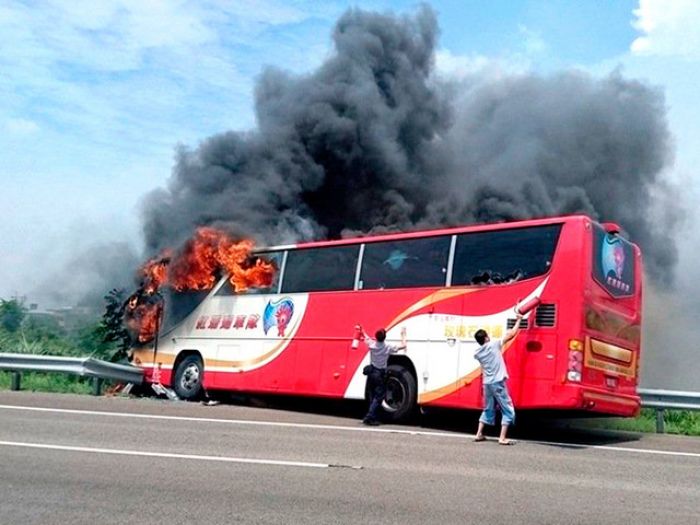 На Тайване автобус с туристами врезался в отбойник на трассе: погибли 26 человек