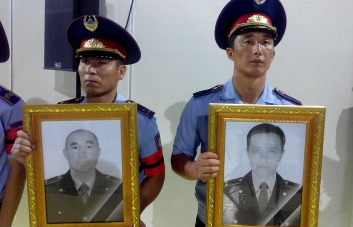 В Алматы прощаются с погибшими в теракте полицейскими