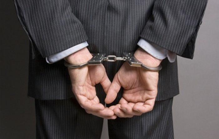 Чиновник задержан с поличным на взятке в Павлодарской области