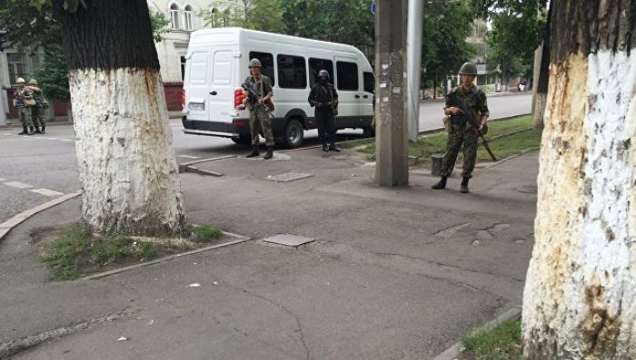 Полиция провела обыск в квартире мужчины, устроившего теракт в Алматы