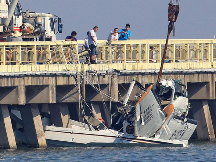 В Шанхае столкновение гидросамолета с мостом привело к гибели пяти человек