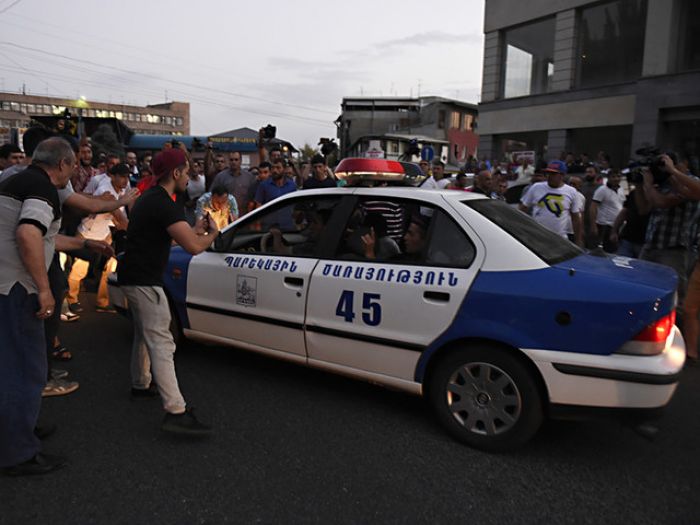 В Ереване в столкновениях у захваченного полицейского участка пострадали более 40 человек
