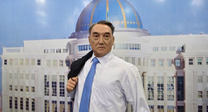Восковую фигуру Назарбаева на время сняли с выставки для смены рубашки