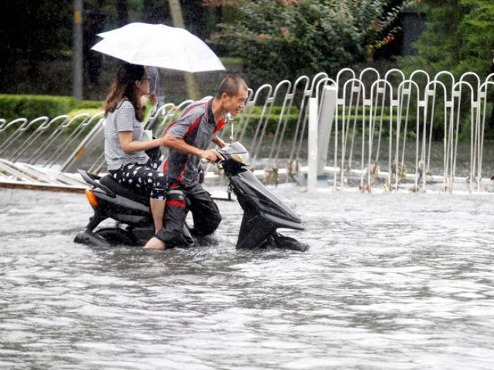 В Китае сильные ливни привели к наводнениям в ряде регионов и гибели десятков человек