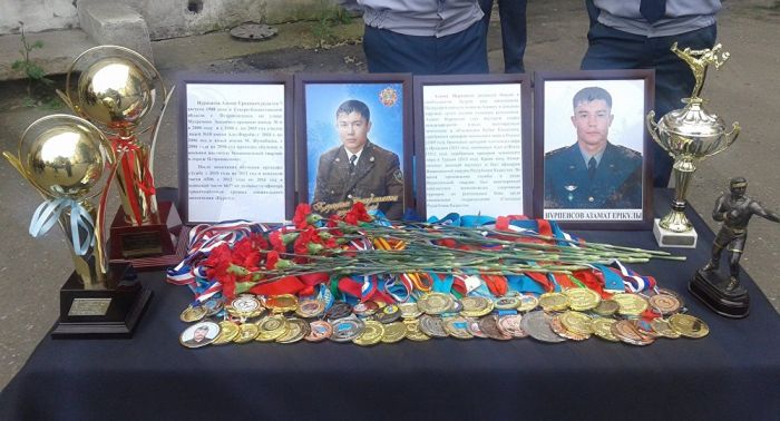 Кикбоксер и офицер Азамат Нурпеисов посмертно награжден краповым беретом