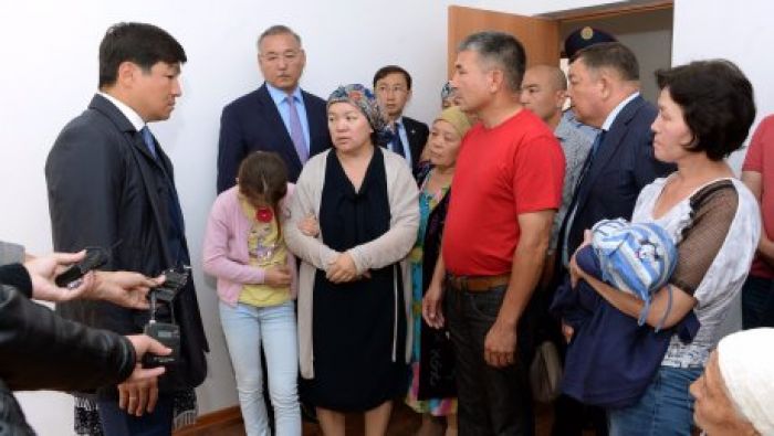 Аким Алматы вручил ключи от квартиры семье погибшего полицейского Аяна Галиева