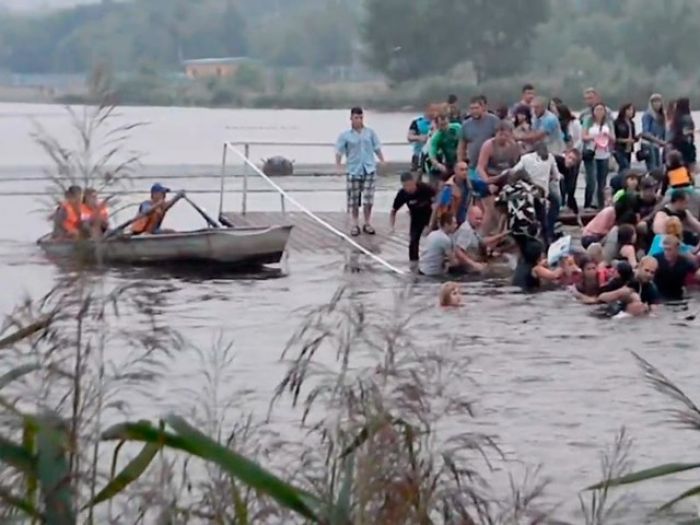 В Магнитогорске во время фестиваля водных фонариков рухнул в воду мост с людьми