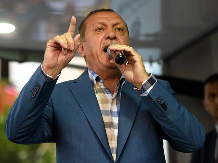 Эрдоган разрешил аресты на месяц после задержания и закрыл тысячи школ и фондов