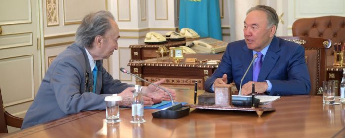 Назарбаев вручил ветерану Великой Отечественной войны Джиенбаеву госпремию мира