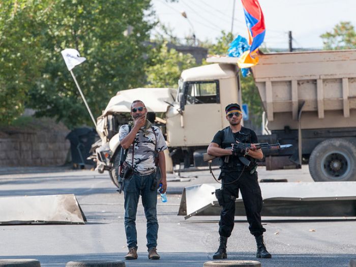​Захватчики здания ППС в Ереване взяли в заложники четырех медицинских работников