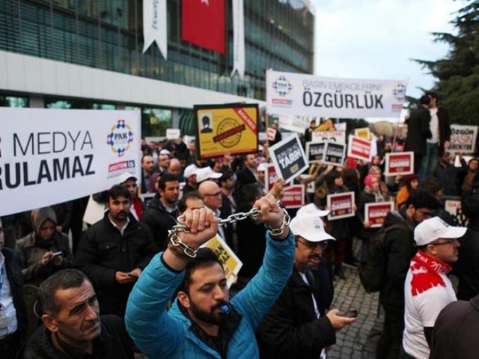 В Турции после неудавшейся попытки военного переворота закрыли более 100 СМИ