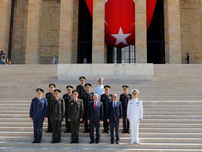 ​Эрдоган оставил на местах главу генштаба армии и главкомов ВВС и ВМС