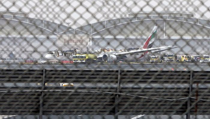 СМИ сообщили о госпитализации 10 пассажиров сгоревшего в Дубае самолета