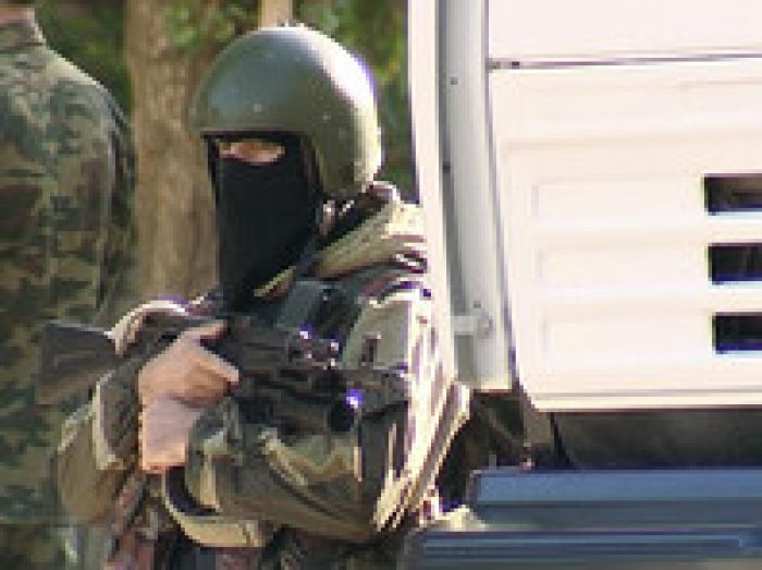 В Петербурге проходит спецоперация по задержанию террористов в жилом доме, прогремели взрывы