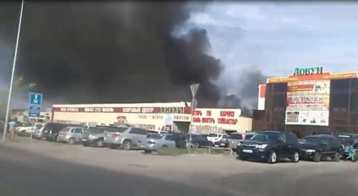 Пожар начался на барахолке в Алматы