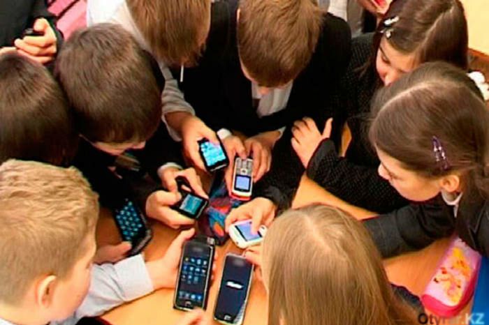 ​В МОН РК высказались по поводу запрета смартфонов в школах