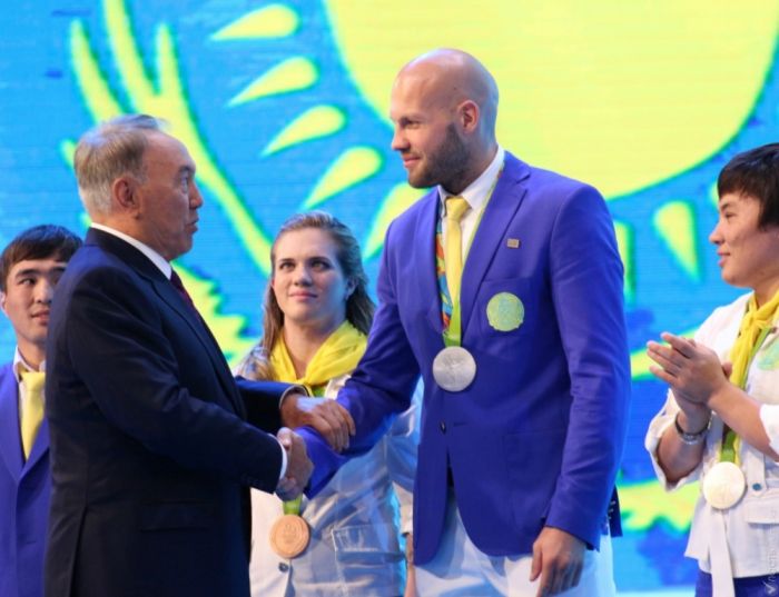 Назарбаев наградил Ниязымбетова и Левита как обладателей золотых медалей