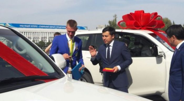 Баландину и Шакимовой подарили авто и квартиры в Алматы