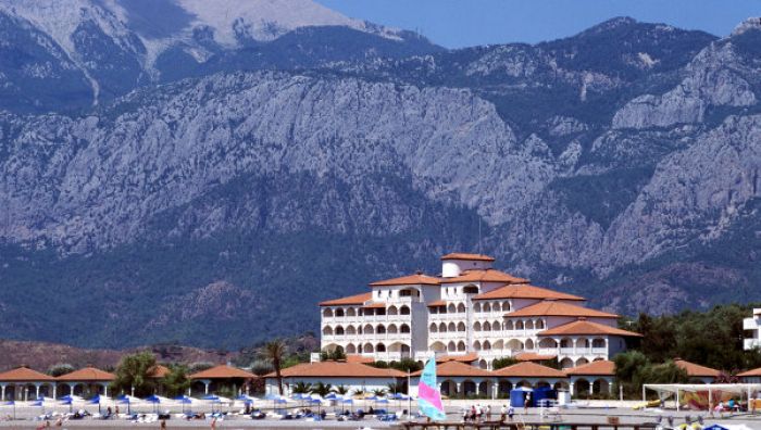 При крушении туристического судна в районе Антальи погибли два человека