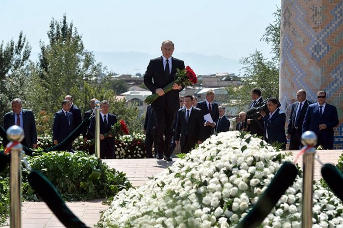 Путин возложил цветы к могиле Каримова в Самарканде