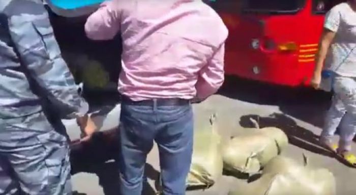 На автовокзале Кызылорды из полицейской машины выгружали арбузы