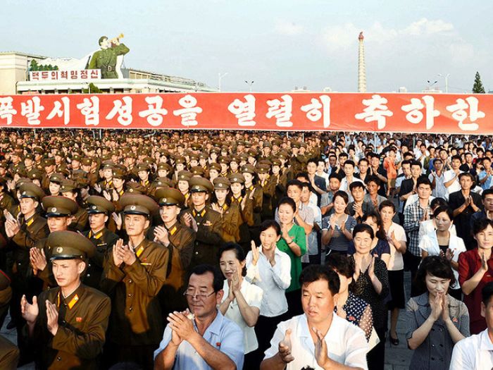 Митинг в Пхеньяне: тысячи людей согнали поддержать ядерные испытания Северной Кореи