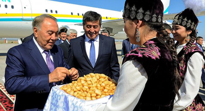 Президент Казахстана прибыл в Киргизию для участия в саммите СНГ