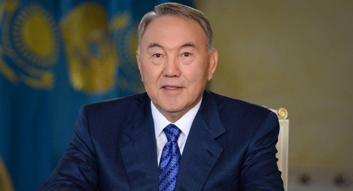 Назарбаев подарил автобус Дворцу школьников в Талдыкоргане