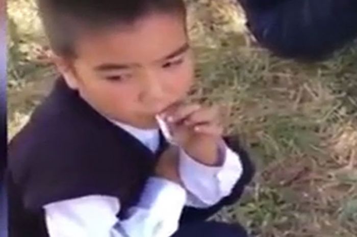 Английские СМИ обратили внимание на курящего мальчика из Казахстана