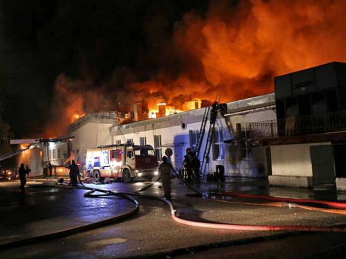 Обнаружены тела восьми пожарных, которые тушили пожар на складе на востоке Москвы
