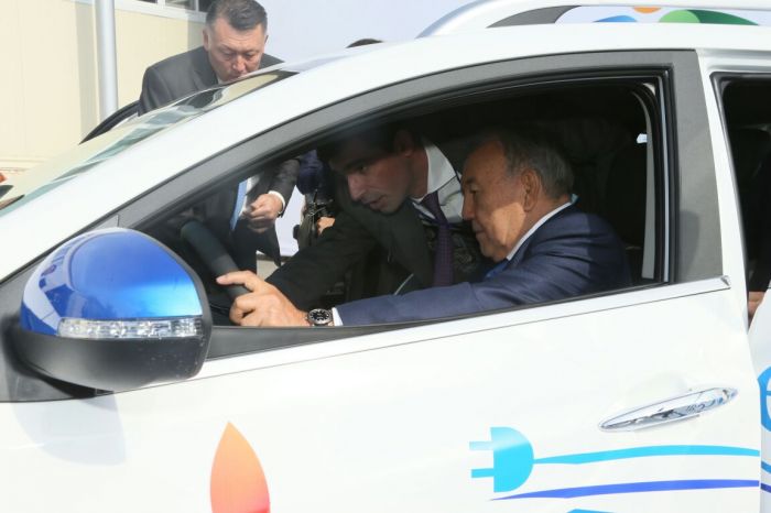 Нурсултан Назарбаев лично протестировал электромобиль костанайской сборки