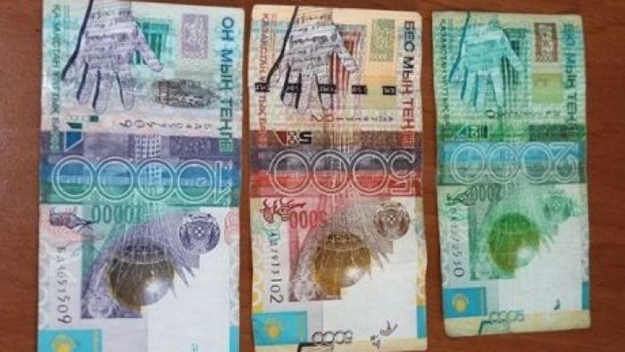 Старые банкноты образца 2006 года стали недействительными для платежей
