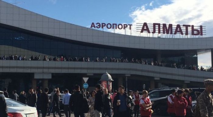 Пассажиры возвращаются после эвакуации в аэропорт Алматы