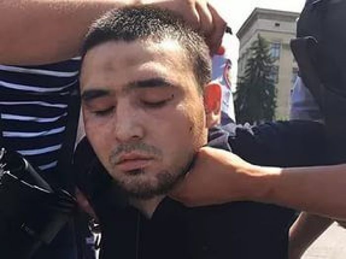 Обвиняемый в теракте в Алматы Кулекбаев в наручниках кинул стол в следователя