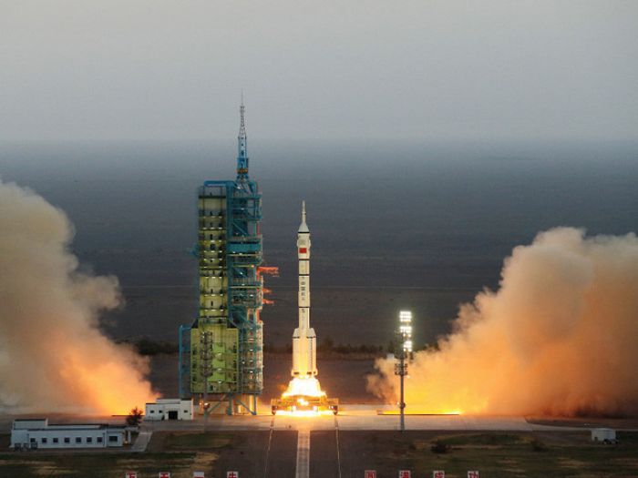 Китай запустил космический корабль "Шэньчжоу-11" с двумя тайконавтами на борту