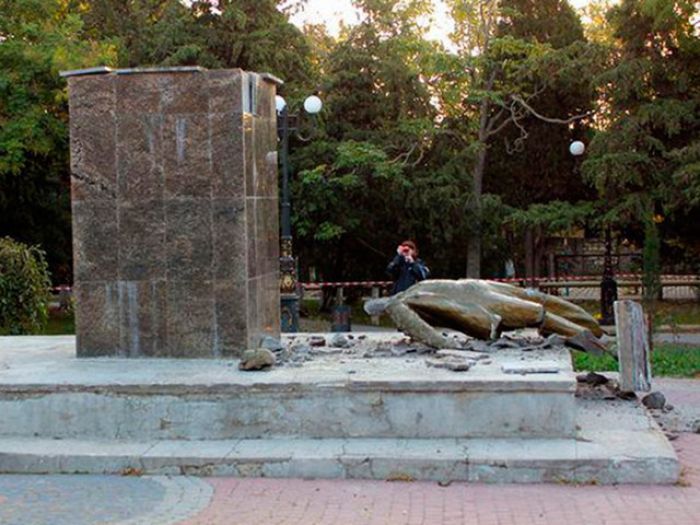 ​В Крыму разрушили исторический памятник Ленину