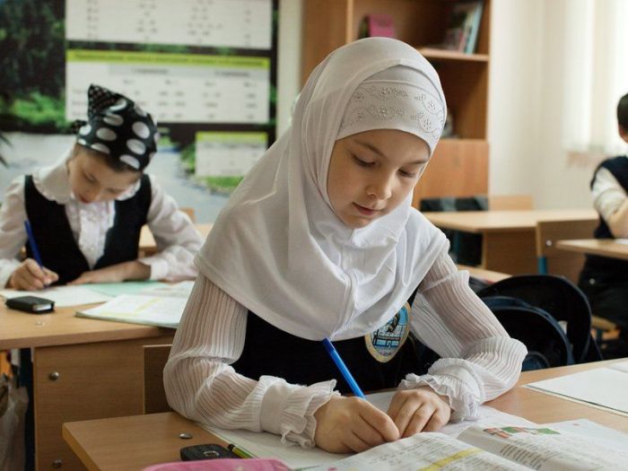 ​ДУМК о ношении платков в школах Казахстана: ислам призывает к знаниям