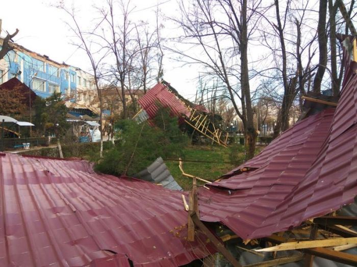 Ураган в Жамбылской области сорвал крыши с более 20 зданий