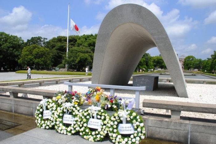 Назарбаев возложил цветы к кенотафу в Хиросиме