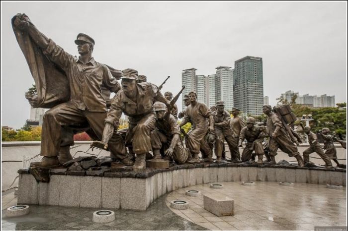 Назарбаев посетил Монумент павшим за Родину в Сеуле