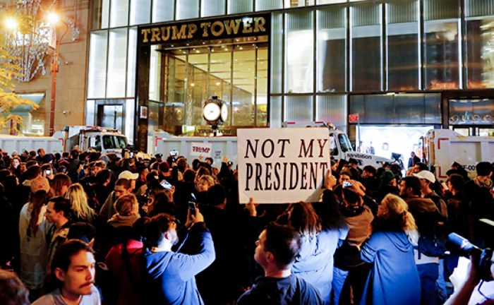 Тысячи американцев вышли на улицы на акции против победы Трампа