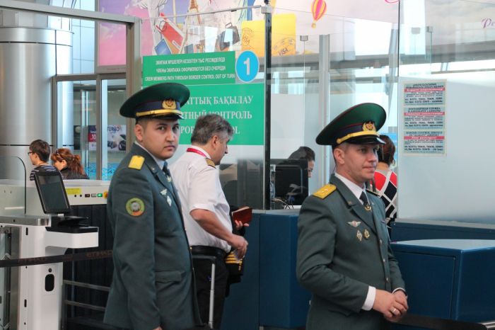 Бауыржан Байбек велел суровым таможенникам в аэропорту Алматы улыбаться