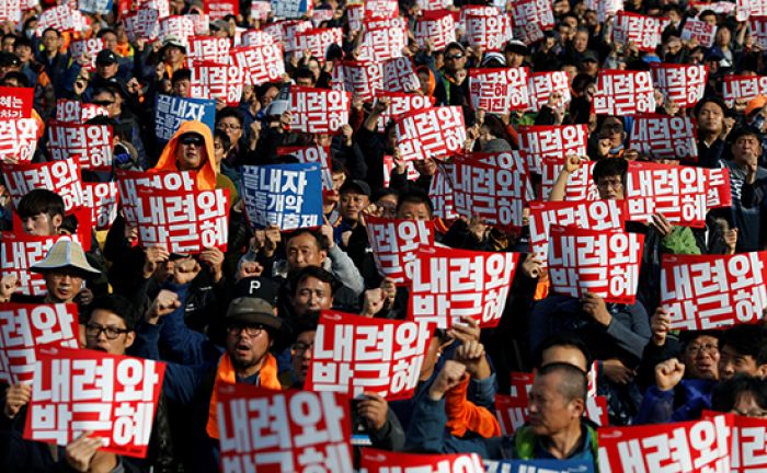 В Сеуле на митинг за отставку президента вышли десятки тысяч человек