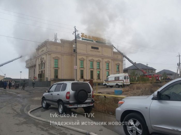 Тойхану в Шымкенте тушат 60 пожарных