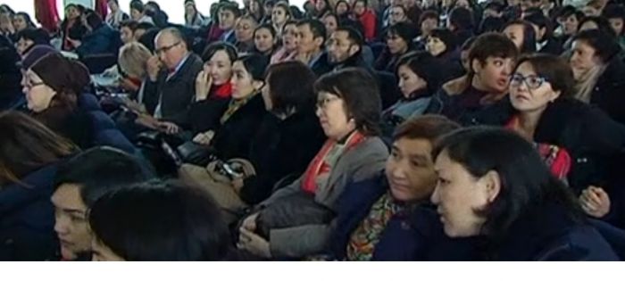 Пятьсот преподавателей заявляют, что их прислали на курсы английского в Алматы без единого тиына
