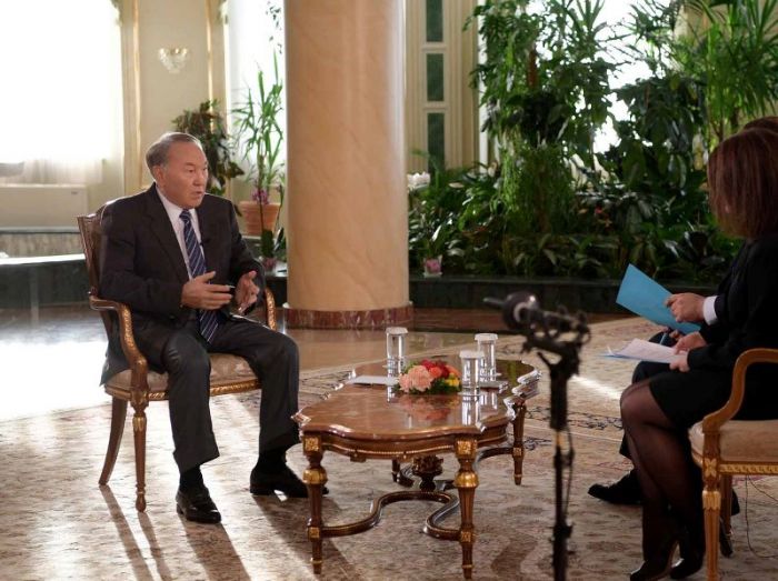 Упасть "не дадим": Назарбаев пообещал спасти Казкоммерцбанк